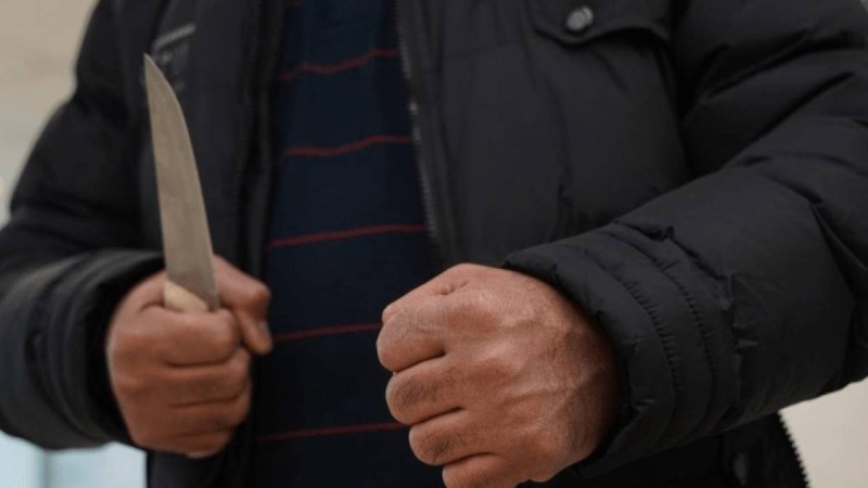 "Қызының көзінше қолдарын кесіп тастаған": Ашуға булыққан өзбекстандық көршісін пышақтап өлтірген