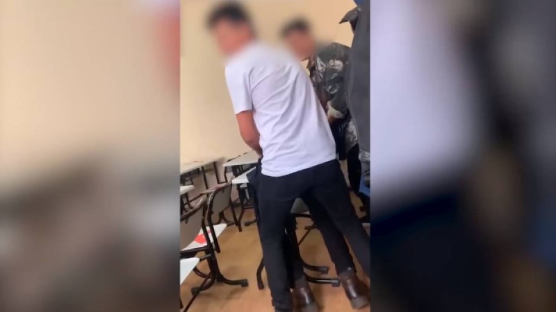 "Буллинг". Алматыдағы мектептердің бірінде оқушылар мұғалімнің көзінше порно көрген