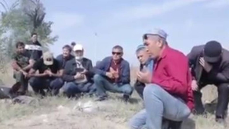 "Мынау өліктің жаназасында тұрғандардың бәрі тозаққа кетеді": Желіде тәңіршілердің жерлеу рәсімі тарап кетті (ВИДЕО)