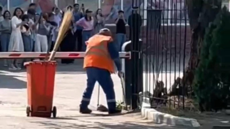 Әлеуметтік желіде билеп жүріп аула сыпырған ер адамның видеосы көпті тәнті етті (видео)