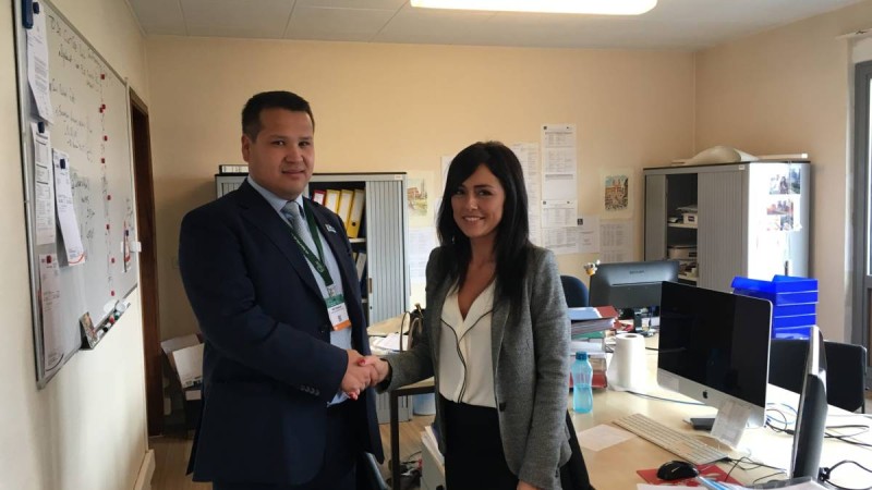 Университетке студент болып кіріп, ректор болып шыққан депутат желіні шулатты