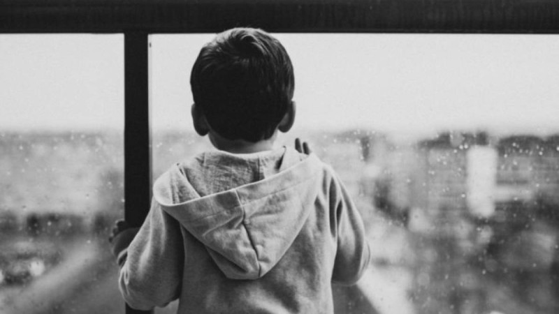 Астанада екі жасар бала тоғызыншы қабаттан құлап кетті