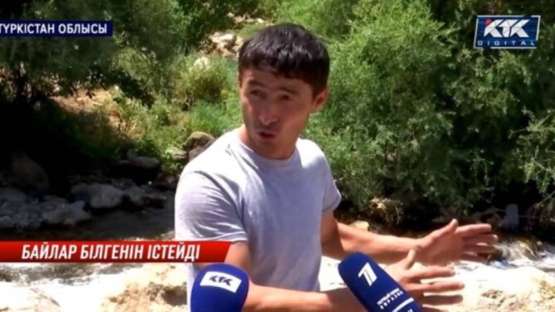 «У ішіп отырмыз» – өзен үстіне демалыс орнын салған кәсіпкерлерге ашулы тұрғындар жолды жапты