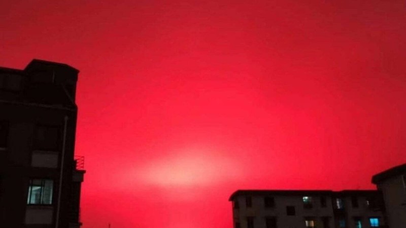 Қытайдың Шоушан қаласының аспаны қанқызыл түске боялып, тұрғындардың зәресі қашты