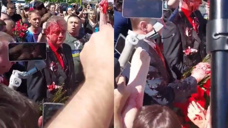 Ресейдің Польшадағы елшісі Сергей Андреевке халық қызыл бояу шашты