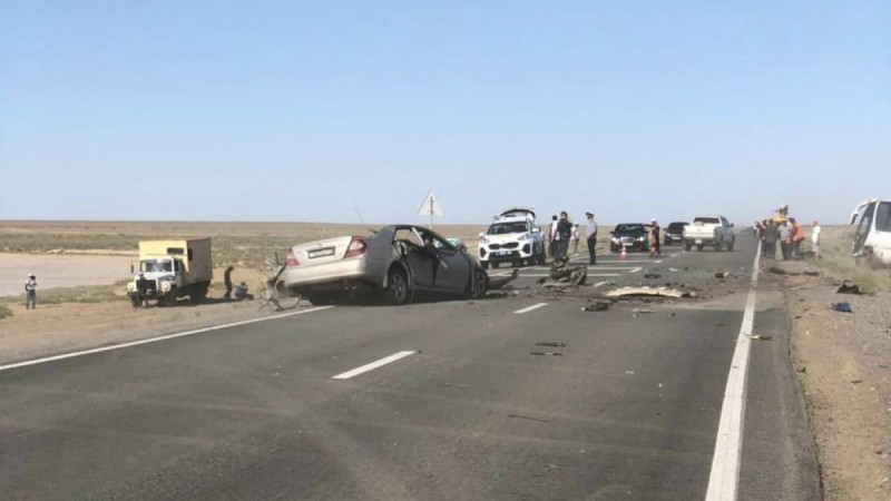 Атырауда автобус пен жеңіл көлік соқтығысып 3 адам қайтыс болды