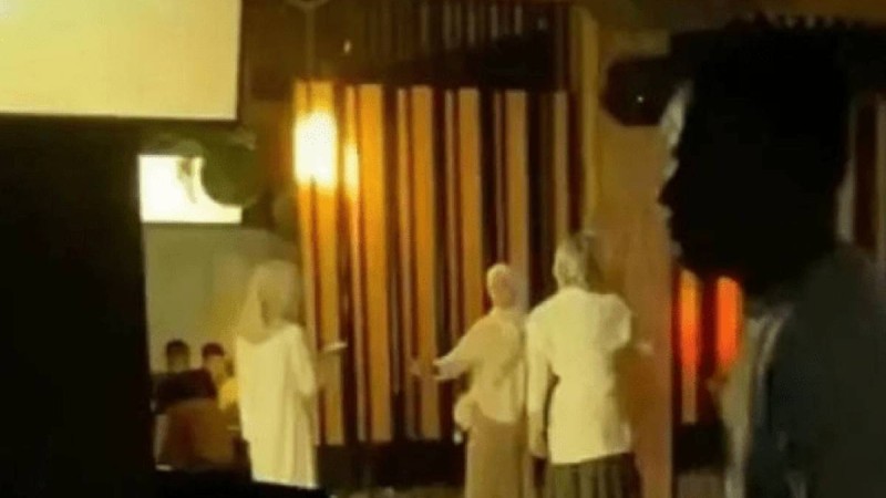 Түнгі клубта хиджап киген қыздар билеп жүр