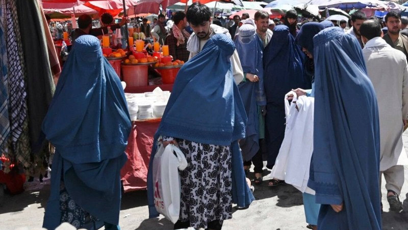 Тәліптер ауған әйелдеріне бетін, денесін толық жаппай көшеге шығуға тыйым салды