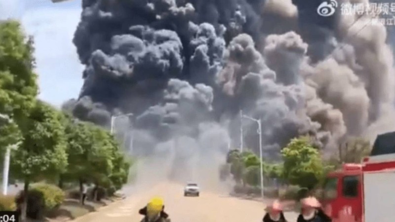 Қытайда химия зауытында жойқын жарылыс болды (видео)