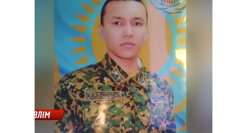 "Өзіне үш оқ ату мүмкін емес": Оралдағы сарбаздың туыстары өзін атып тастағанына сенбейді