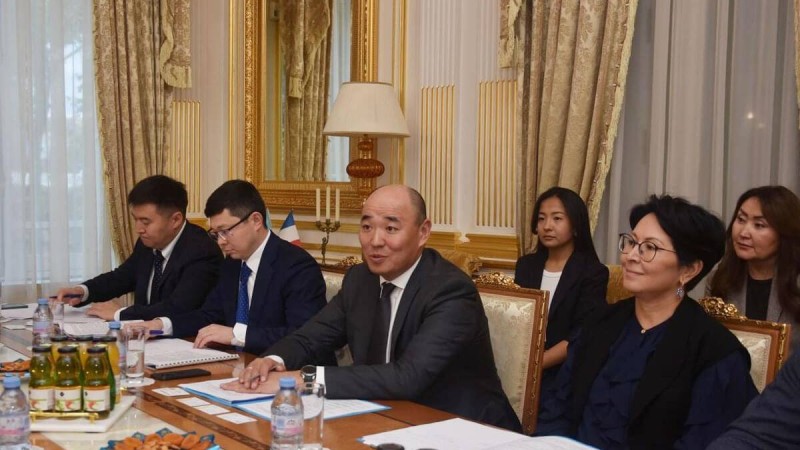 Шарлапаевтың Париждегі сапары: дастарханда – сары өрік пен шоколад