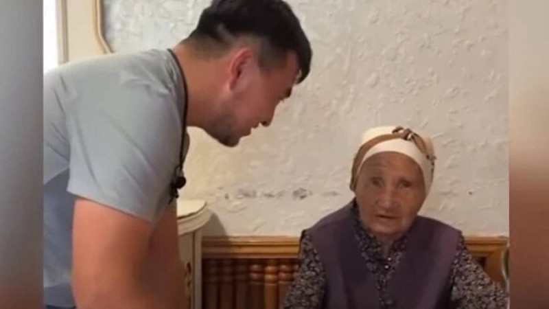 Балаларды сағындық: Қарттар үйіндегі әжейдің сөзі сыйлық беруге келген жігіттерді жылатты (видео)