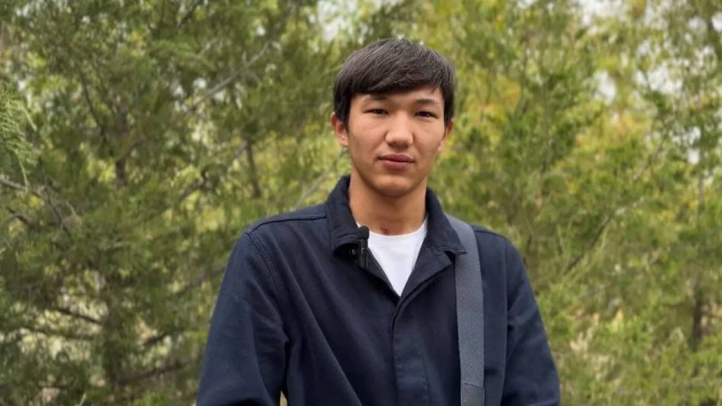 "Пранк деп түсіндім": ломбардқа қарумен келген ер адамды тоқтатқан студентке кәсіпкер қымбат телефон сыйлады