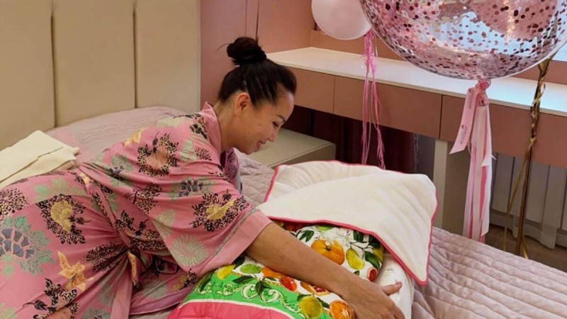 Баян Алагөзова екі қызының суррогат ана арқылы туылғанын айтты