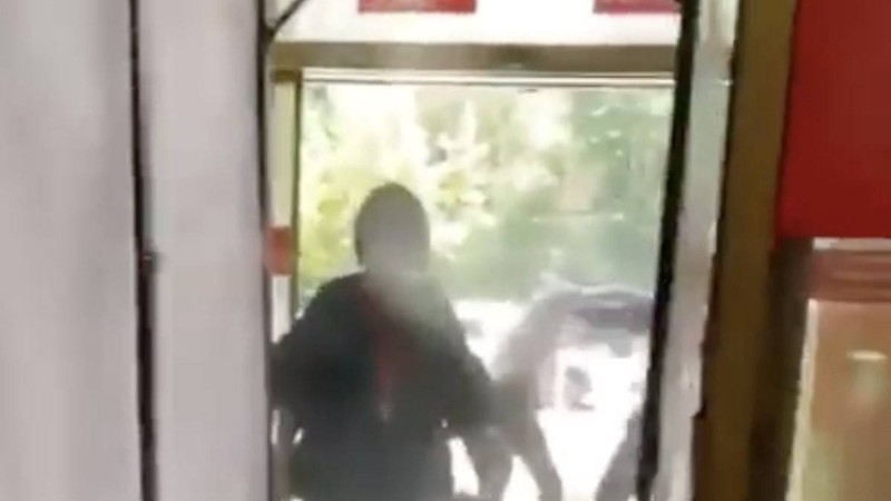 Маскасыз кіргізбей қойған: Алматыда мас азамат сауда орталығының күзетшісінің жағасынан алды