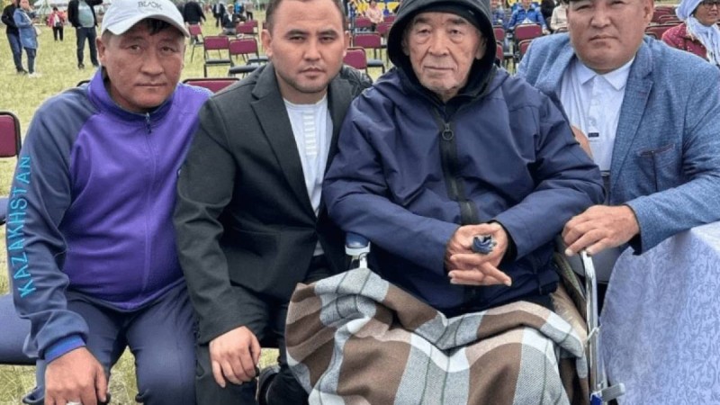 "Көзіне көзім түсіп кетсе көңілім босайды": Ақын Мұхтар Ниязов сырқаттанып қалған Жүрсін Ерманов туралы айтты