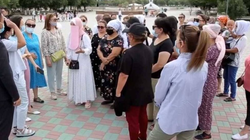 "Тамақты да қоймада тығып отыр": Атыраулық аналар қымбат азық-түлікке қатысты наразылыққа шықты