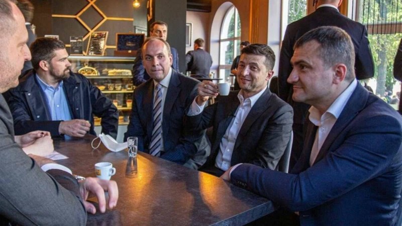 Зеленскийге карантин кезінде кафеге барғаны үшін айыппұл салынды - Қазақстан жаңалықтары