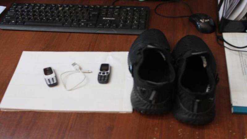 Ақтөбелік келіншек аяқкиімге телефон жасырып, абақтыға өткізбек болған