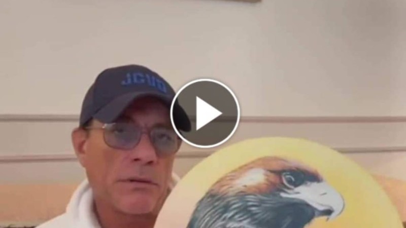 Жан-Клод Ван Дамм қолсыз туылған қазақстандық суретшінің туындысына ерекше баға берді