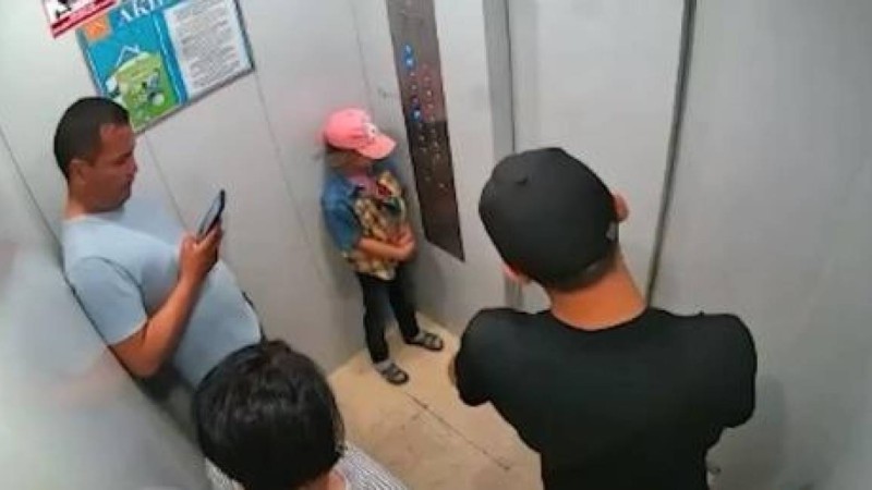 Астанада 40 жастағы ер адам лифтіде кішкентай қызға тиіскен