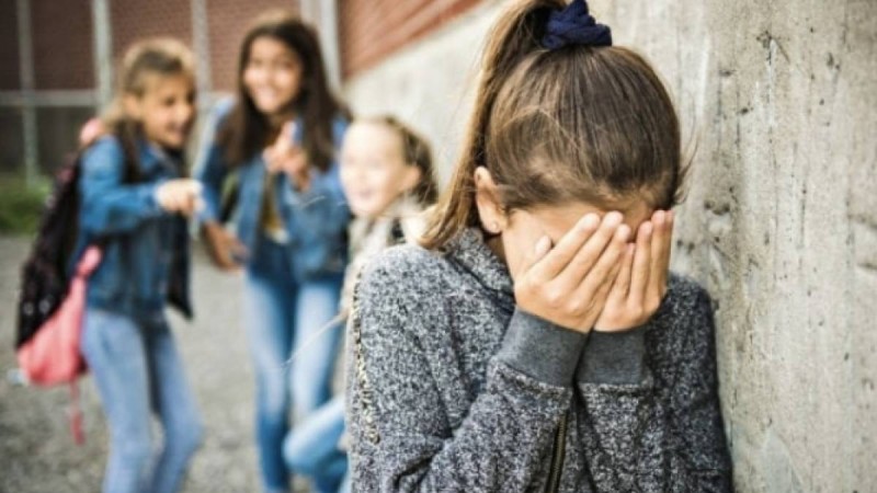 «Құдай үшін, ұрмаңдаршы!»: Зайсанда оқушыға буллинг жасаған қыздардың видеосы тарады