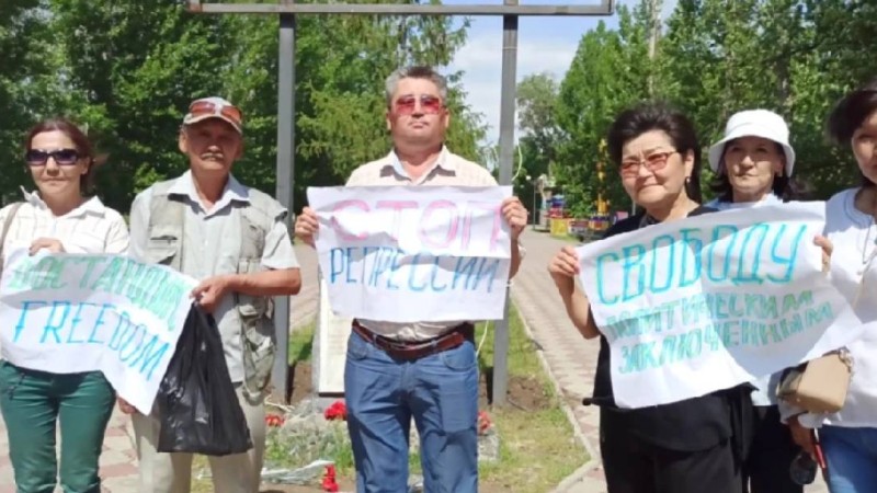 Оралда репрессия құрбандарын еске алу күні жиналғандарды қамауға алды