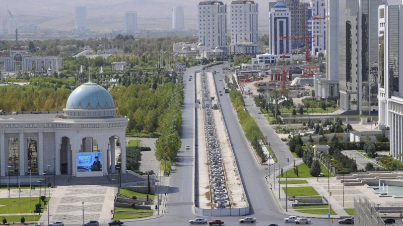 Ашхабадта әйелдерге көліктің алдыңғы орындығына отыруға тыйым салынды