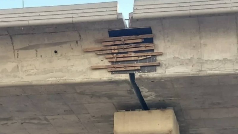 Әлеуметтік желіде Астанада ағашпен жамалған LRT тірегінің фотосы тарады