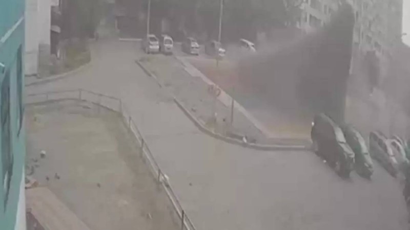 Қарағандыда қатты соққан жел көгалмен қоса балаларды ұшырып әкетті