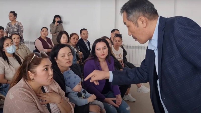 «Мен сендерді Путинге айтамын!»: қазақтардың өздері қазақ сыныбына қарсы шықты