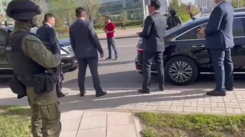 Дәурені өтейін деген бе? Жол ережесін бұзған Тимур Құлыбаевты полиция тоқтатты