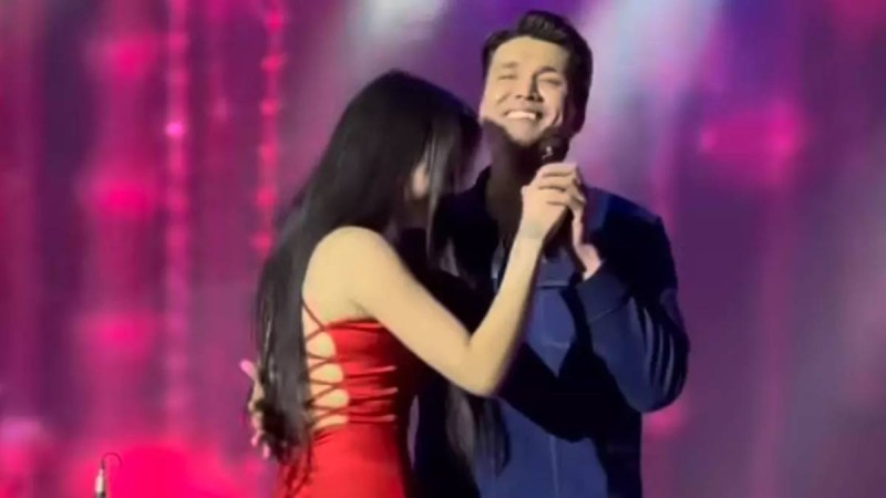 "Қызғанып қалдық": Нұрболат Абдуллин концертке келген көрерменмен вальс биледі (видео)