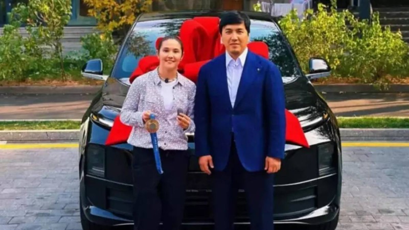 Боксшы Назым Қызайбайға тағы бір қымбат көлік сыйға тартылды (видео)