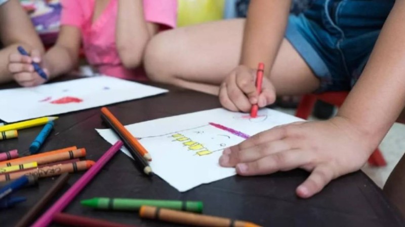 Тәрбиешінің баланың басына домбыра лақтырғаны рас па: Желіде тараған видео қызу пікірталас тудырды