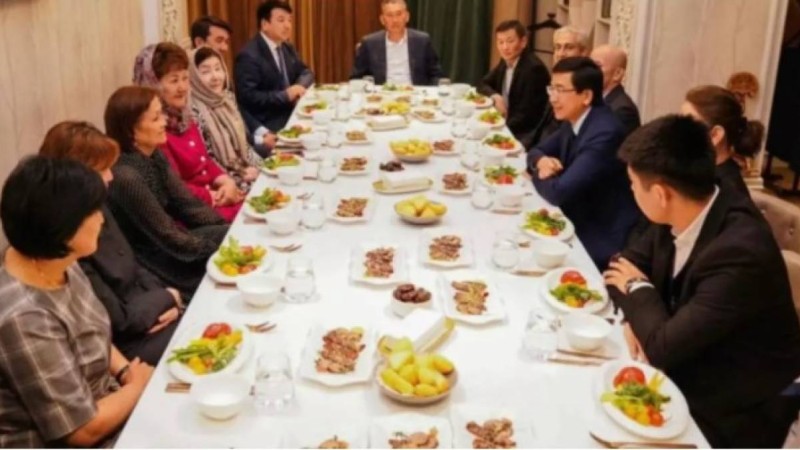 Асхат Аймағамбетов елордалық мұғалімдерге ауызашар берді (фото)