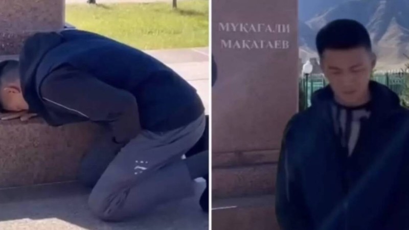 Мақатаевты “сорлы еркек” деген блогер ақынның ескерткішіне барып, тізерлеп кешірім сұрады (ВИДЕО)