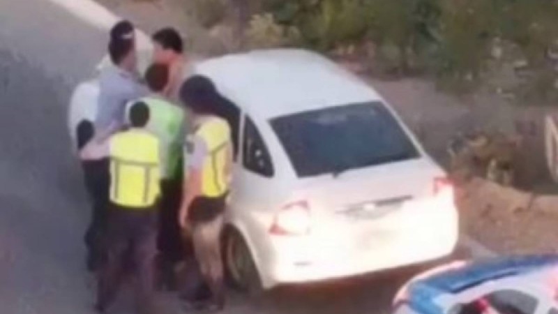 Ақтауда мас жолаушы полиция қызметкерлерімен төбелесті (видео)