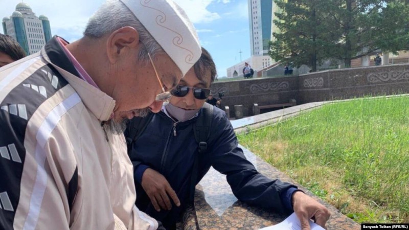 "Митингіден басқа жол қалмады". Белсенділер Ақордаға петицияны тапсыра алмады