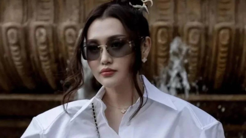 "Түсінбегендер аударма жасап алсын": Ерке Есмахан қазақша сөйлегені үшін оқырмандарынан сөз естіді