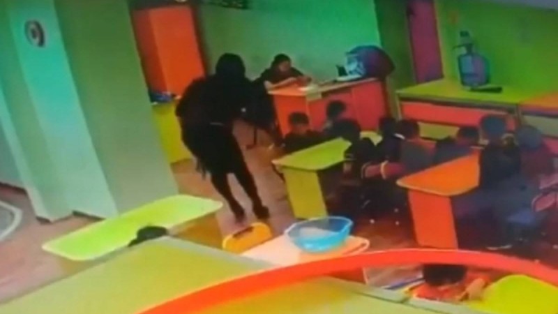 "Балаларды ұрады, қорқытады": Щучинсктегі балабақшада түсірілген видео желіні дүр сілкіндірді