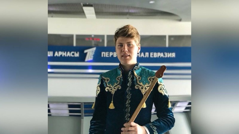 "Балқадиша" әнін домбырамен шебер орындаған орыс жігіт жұртты таң қалдырды (видео)