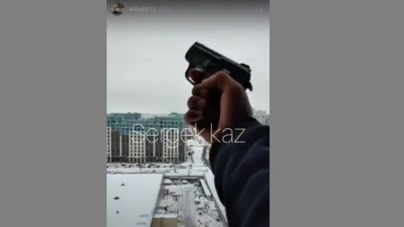 «Алматы - біздікі!»: Интернетте қарулы жігіттердің видеолары тарады