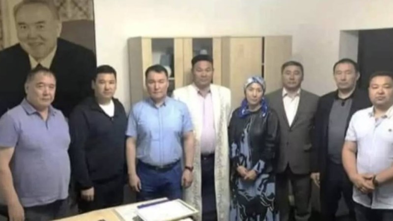 "Мінберін сақтап қалу үшін мүфтият басшылығына қара уылдырықты ай сайын жіберіп тұрады": Атырау мешітінің қызметкерлері имамның үстінен арызданды