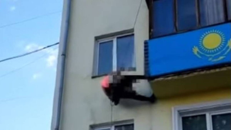 Өскеменде балконда асылып тұрған әйел видеоға түсіп қалды