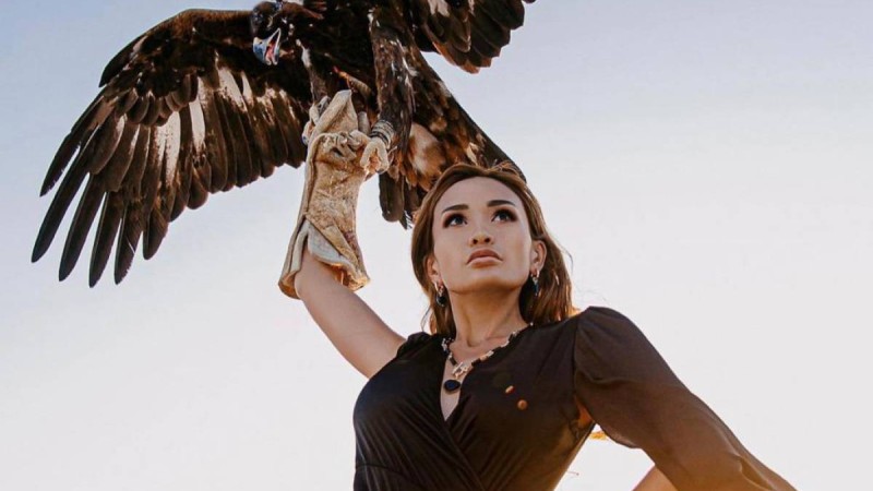 Алмас Тоқабаев: Супермамаситаның "табиғи" еріндері шүршиіп, көтені диванда байыз таппай сырғақтап кетеді екен