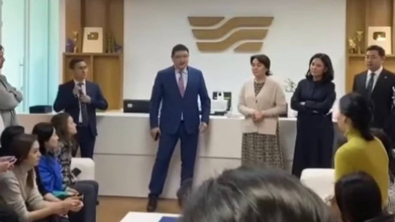 Хабарлықтар Берік Уәлиден жалақыларын көтеруді талап етіп жатыр