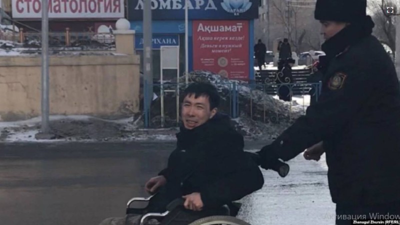 Ақтөбеде "Нұр Отан" плакаттарын жыртқан белсенді психдиспансерге жатқызылды