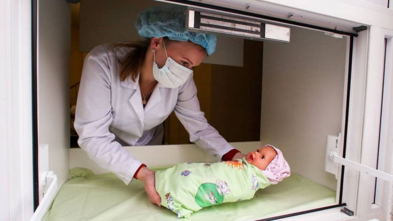 "Сәбиді дәретханаға тастамаңыздар!". Алматыда нәрестелерге арналған бокстар орнатылды