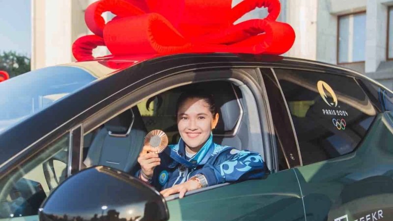 “Ақша керек”: Боксшы Назым Қызайбай сыйға алған көліктерін сатып жатыр